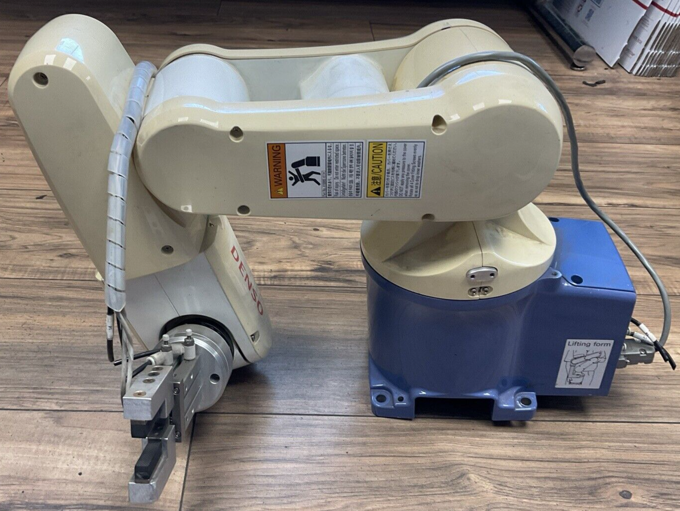 DENSO VP-6242M INDUSTRIAL AXIS ROBOT ARM WITH DENSO RC8A ROBOT CONTROLLER