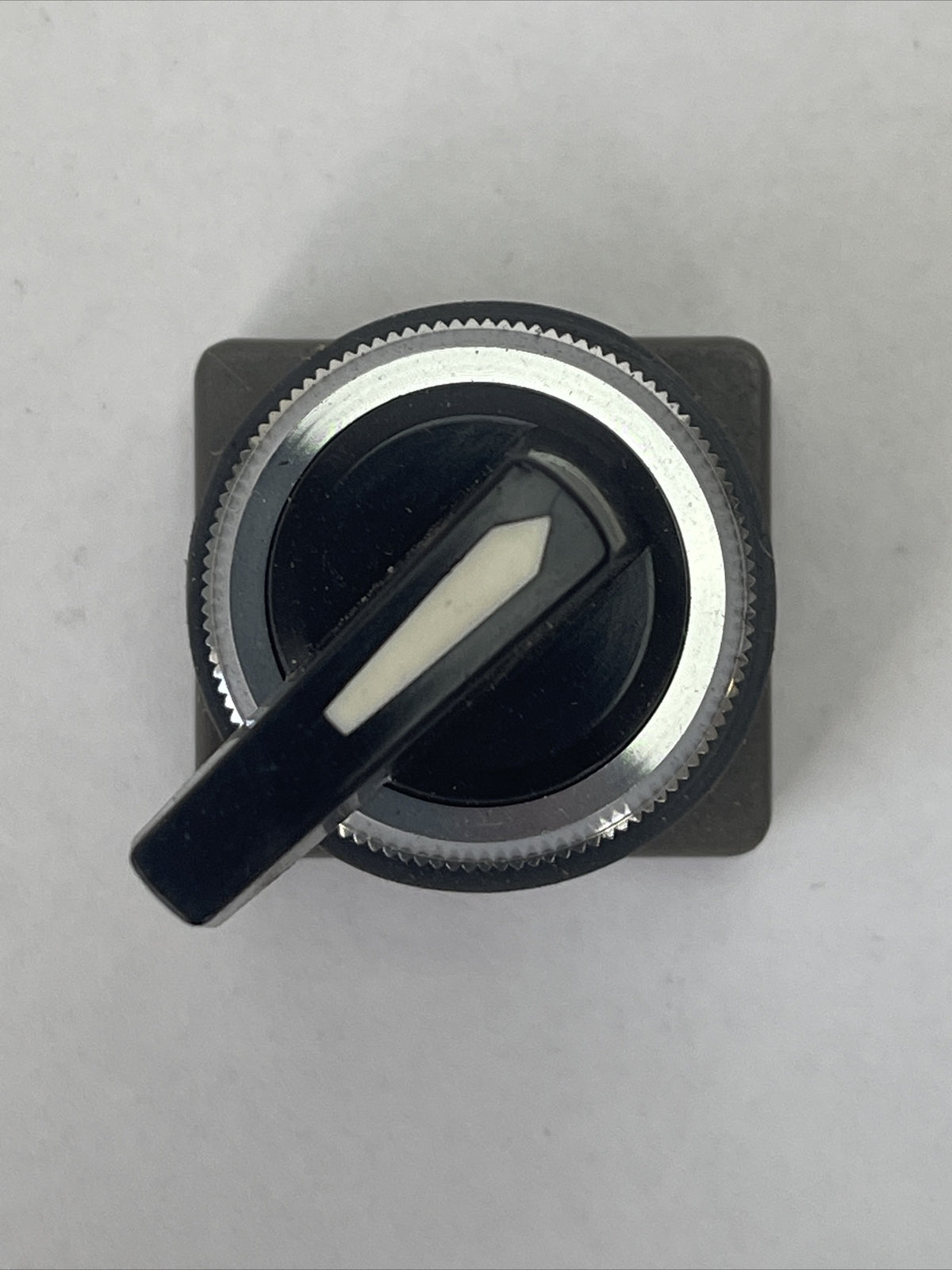 IDEC ASN 2L00 B SELECTOR SWITCH (LOT OF 25)