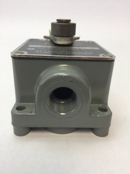 ALLEN BRADLEY 801-ASG17 LIMIT SWITCH ROLLER LEVER 600V AC/DC 2 NC CONTACTS