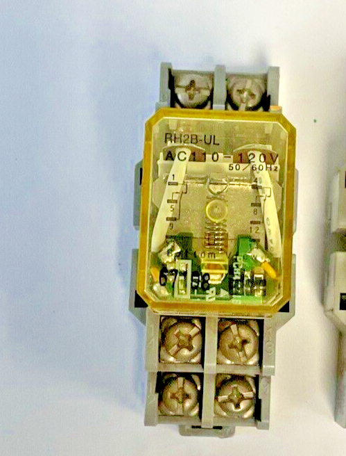 IDEC RH2B-UL RELAY 120VAC 50/60HZ W/ SH2B-05 SOCKET 10A 300V  ***LOTOF2***