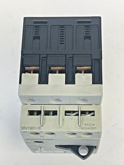 SIEMENS - 3RV1011-0AA10 & 3RV1901-1E-CIRCUIT BREAKER W/ SWITCH TRANSVERSE