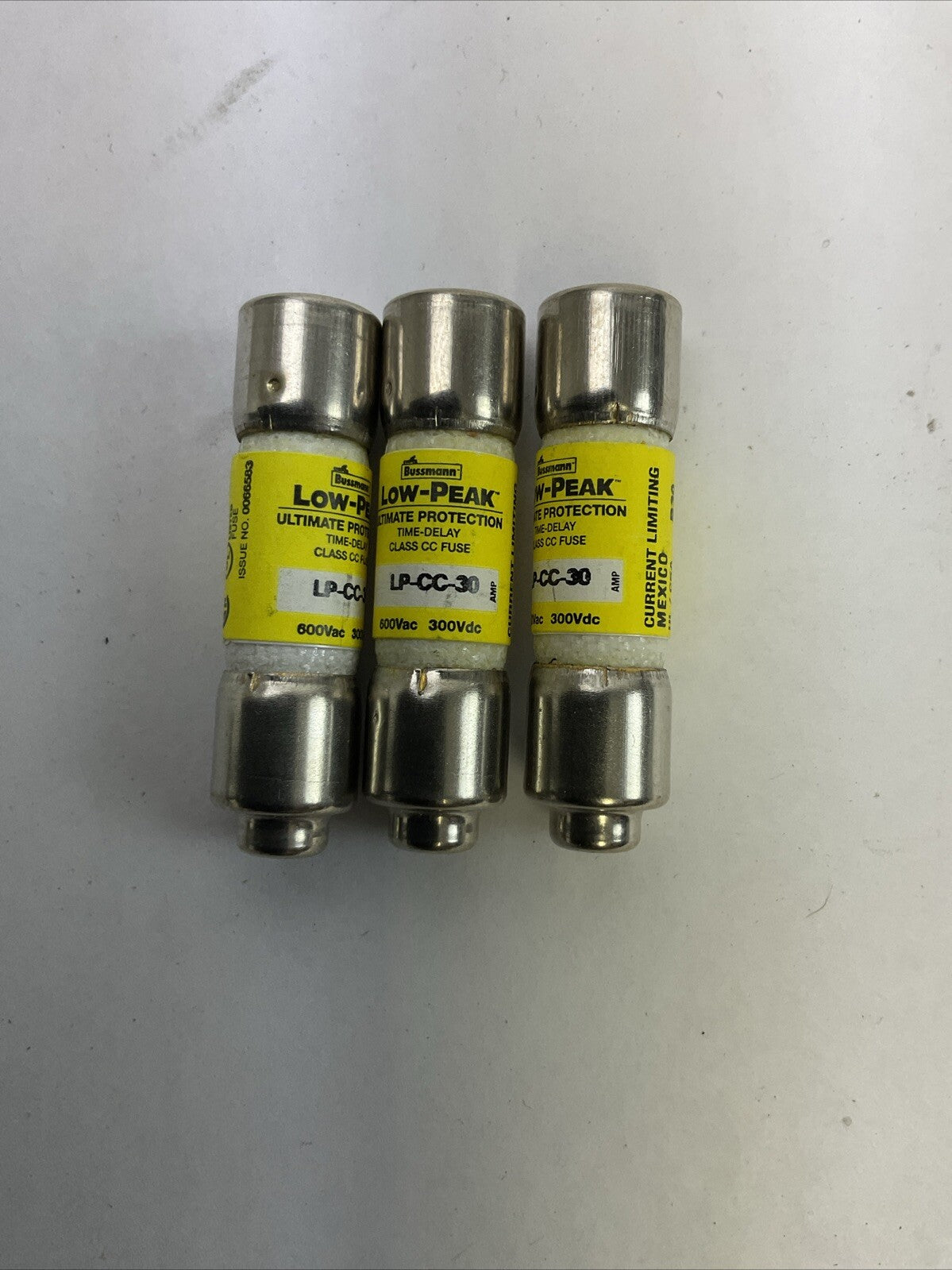 BUSSMANN LP-CC-30 600VAC 300VDC 30AMP LOW-PEAK TIME-DELAY FUSE (LOT OF 3)