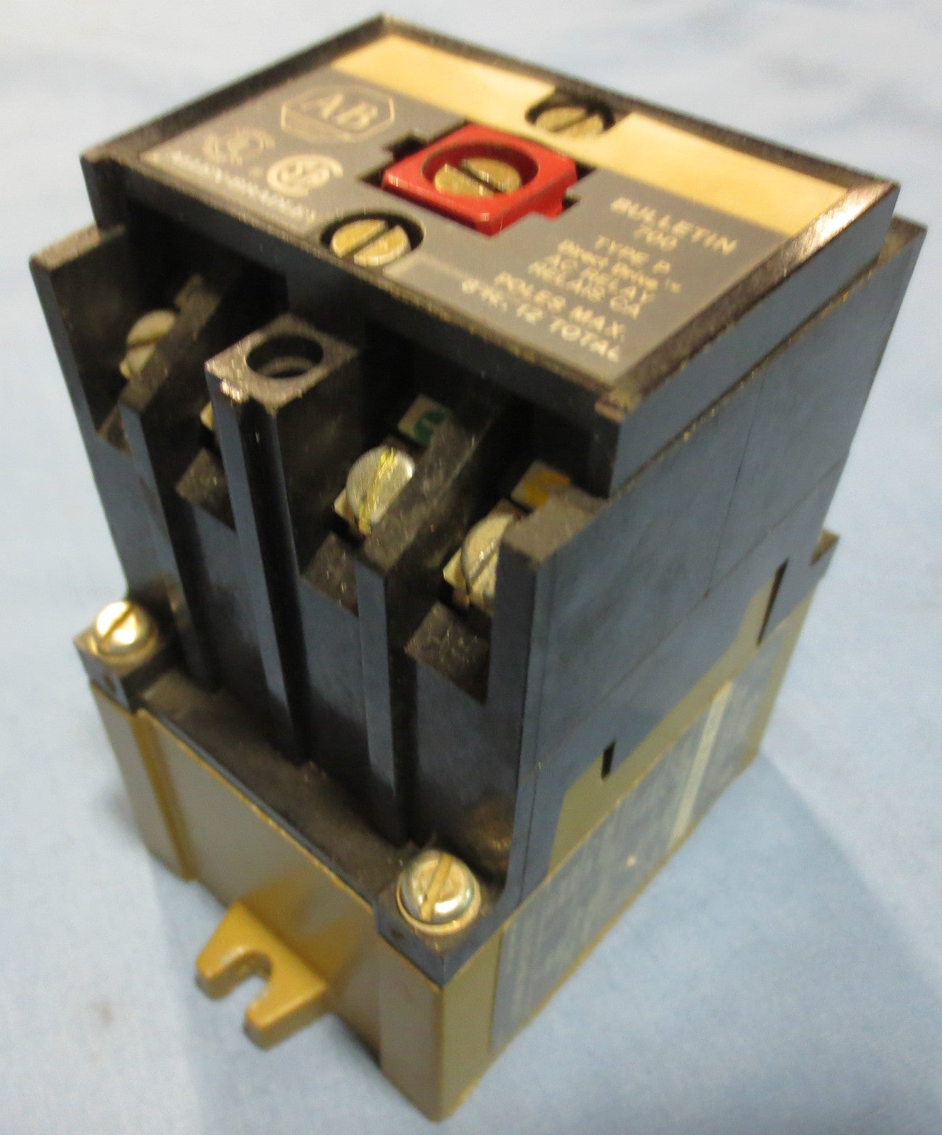 ALLEN-BRADLEY 700-P400A1 Ser. A - AC RELAY / w/ 700-PB40