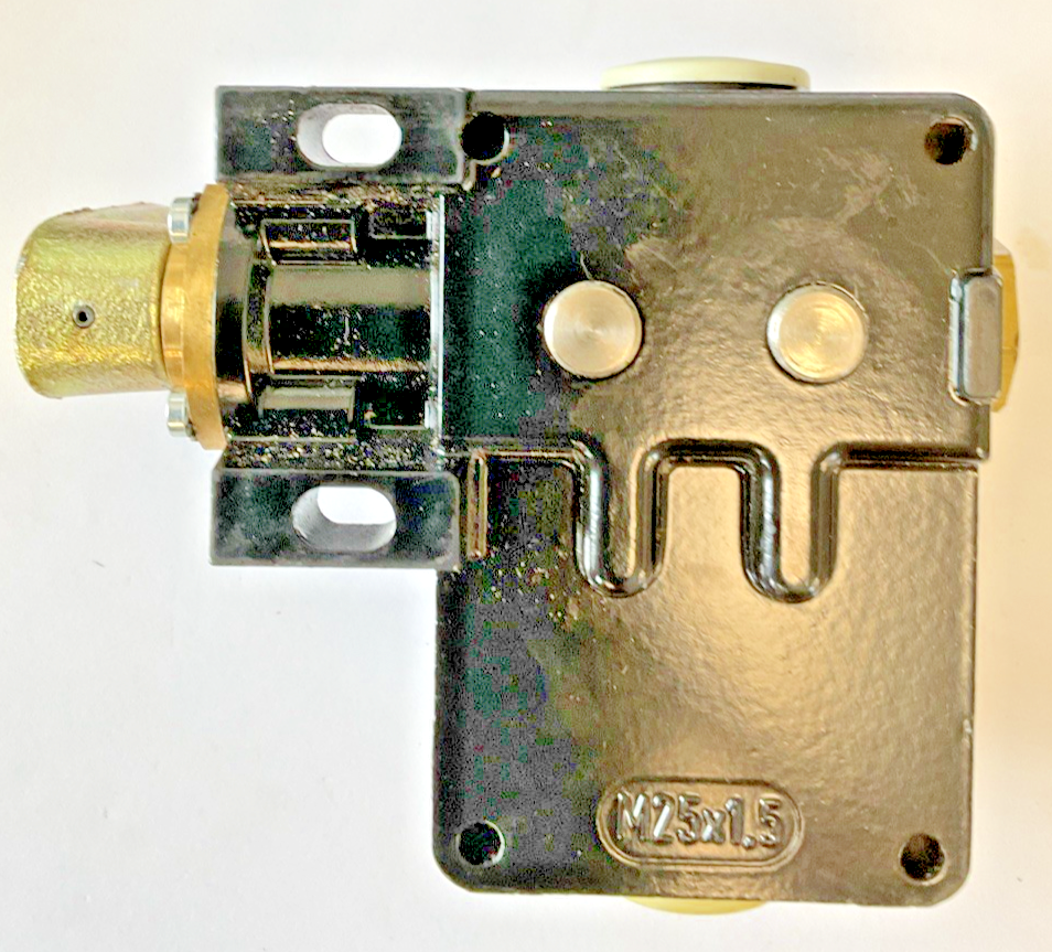 SIEMENS 38E7 160-1BD00-0A81 CABLE OPERATED ROPE SWITCH 6A/400VAC
