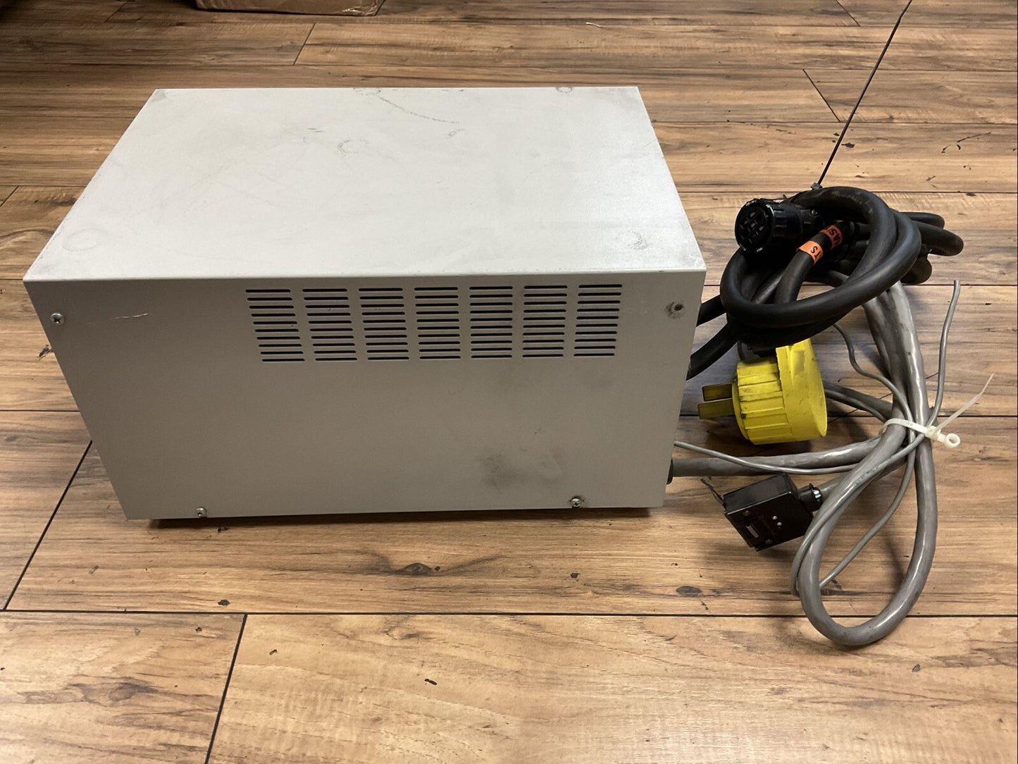 MIYACHI HF2/208 OUTPUT 290VAC 160A 33KVA INPUT 208VAC 50AMP 51KVA 2kHz HIGH FREQ