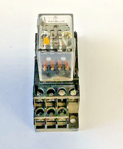 CUTLER HAMMER D2PR4T1 SER.A2 RELAY 24VDC W/ D2PA4 RELAY SOCKET 5A 250V