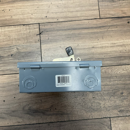 SQUARE D D221N FUSIBLE DISCONNECT SWITCH SER.E3 30A 240VAC 3PH 60HZ