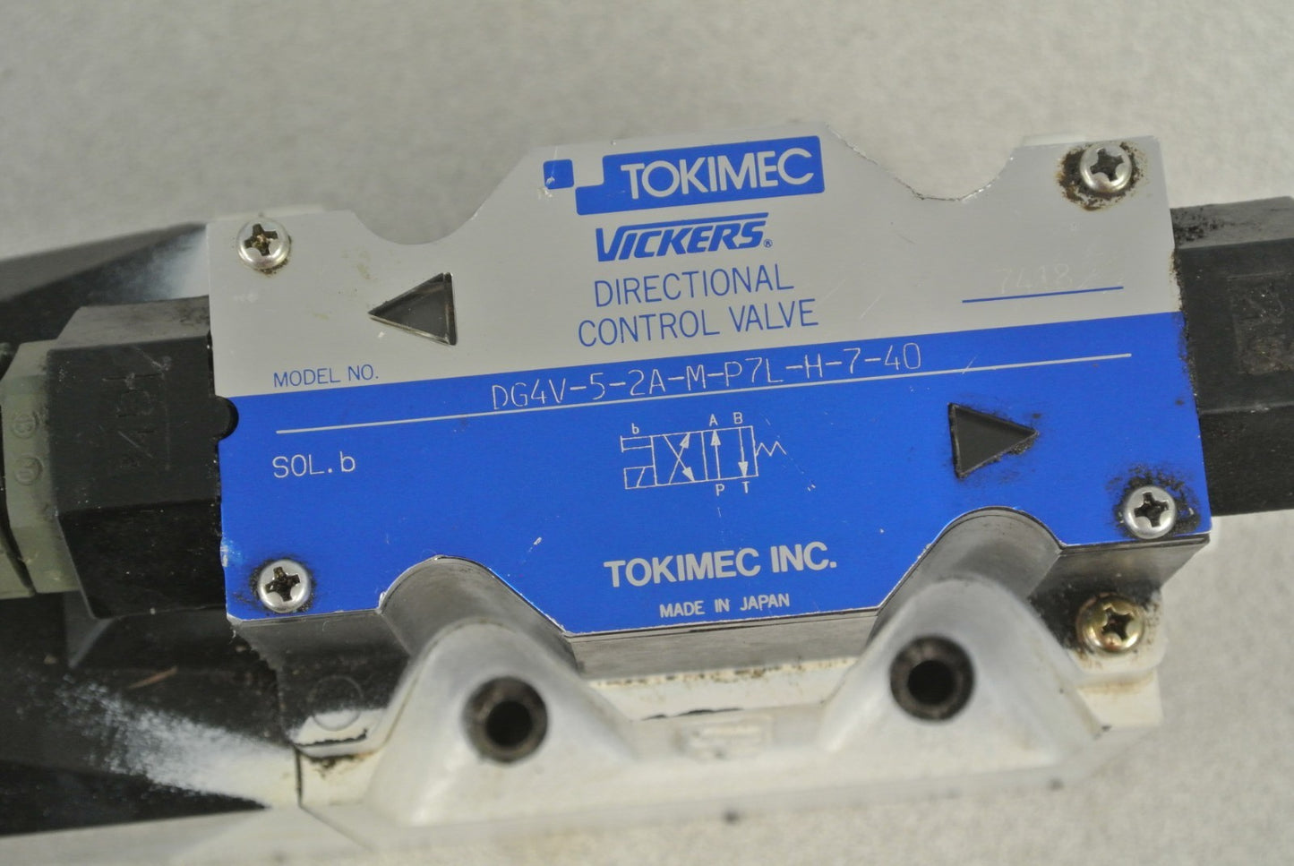 TOKIMEC / VICKERS DG4V-S-2A-M-P7L-H-7-40 DIRECTIONAL CONTROL VALVE / 24VDC COIL