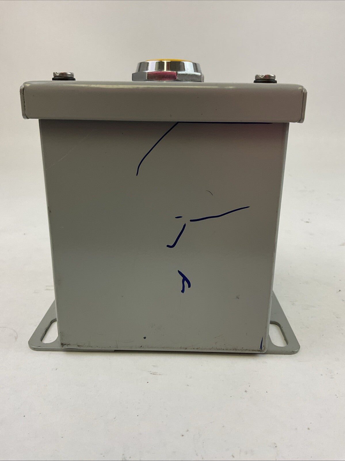 SCE SCE-1PBX ENCLOSURE TYPE 12, 4 IDEC ABD110N-Y PUSH BUTTON