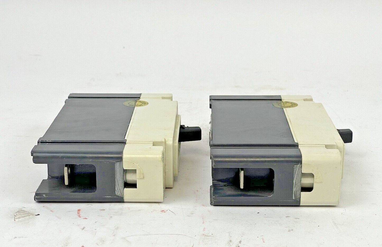 CUTLER-HAMMER *LOT OF 2* - FD1020 - CIRCUIT BREAKER - 20 AMP, 240 VAC, 1 POLE