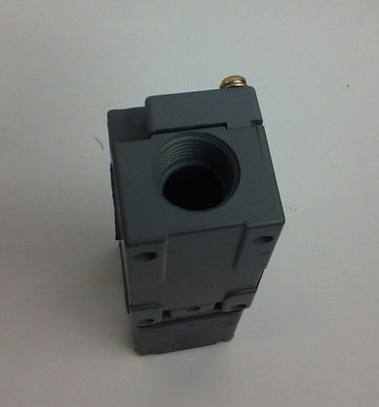 CUTLER HAMMER E51ALP1 Photoelectric Sensor (NEW IN BOX)