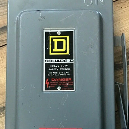 SQUARE D H221N 30A SAFETY SWITCH SER.E2 240VAC/250VDC TYPE 1 FUSIBLE