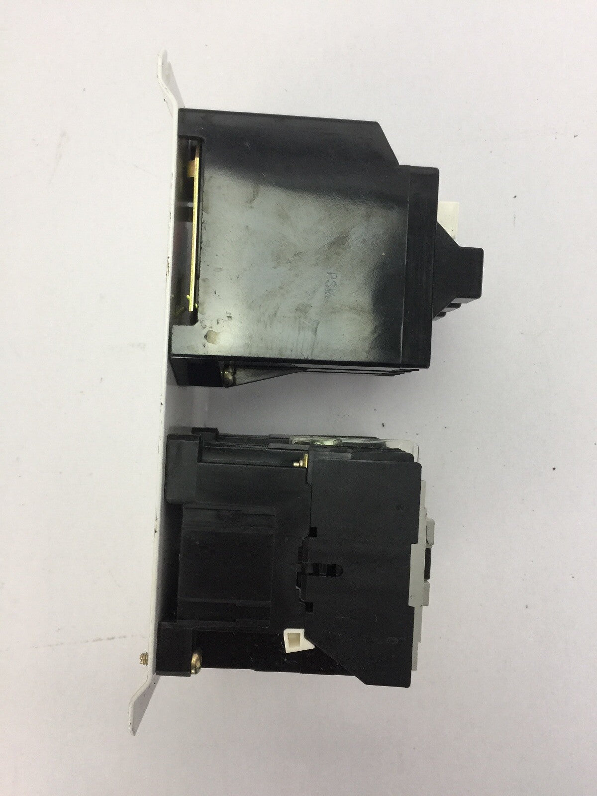 ALLEN BRADLEY 105-A09NDJ0V REVERSING STARTER 100-A09ND3 600VAC 9A 592-J0V16 W33
