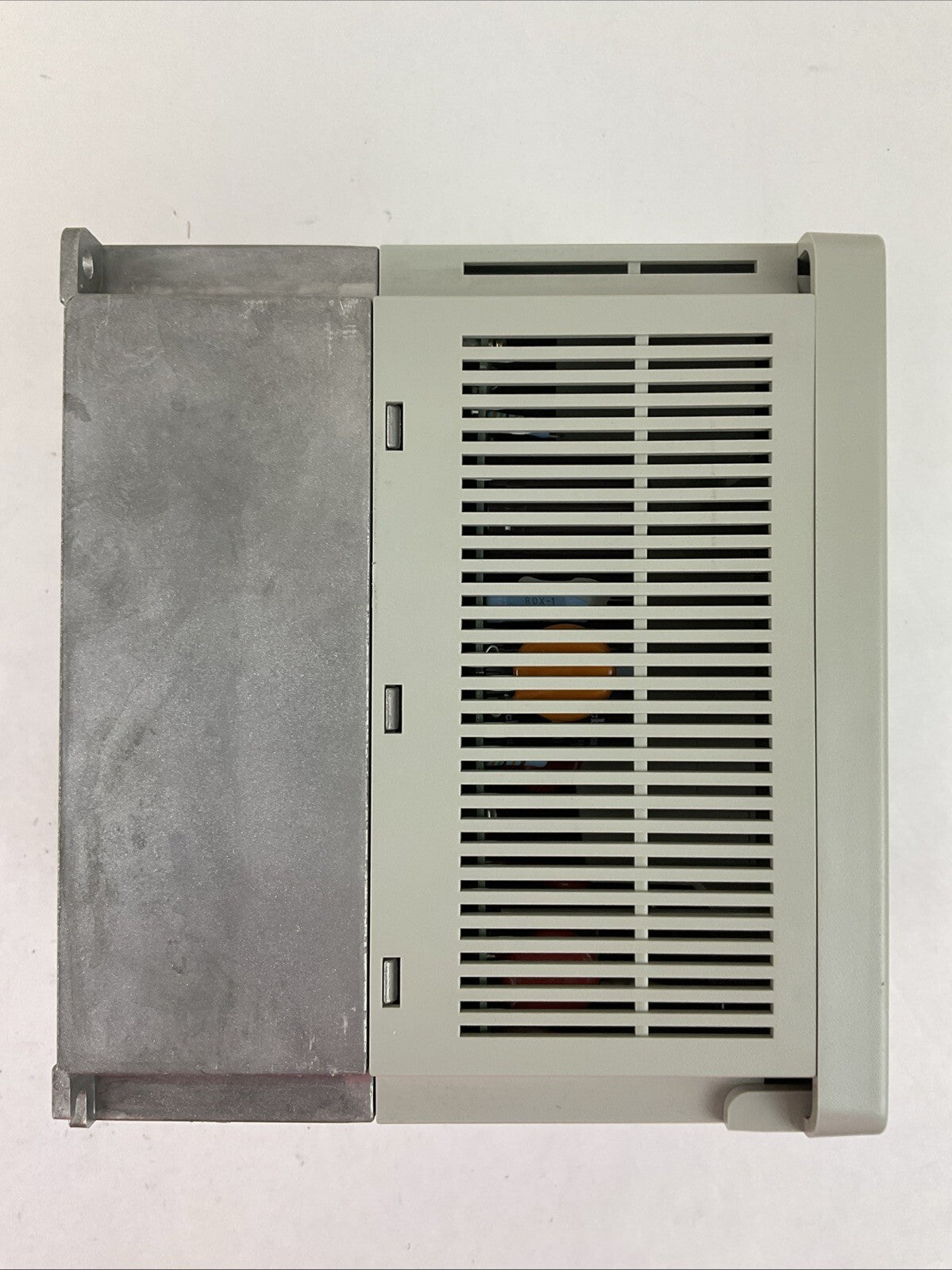ALLEN BRADLEY 1305-BA01A-HA2 AC DRIVE SER C OUTPUT 380-460VAC 1.3A 0.37KW/0.5HP