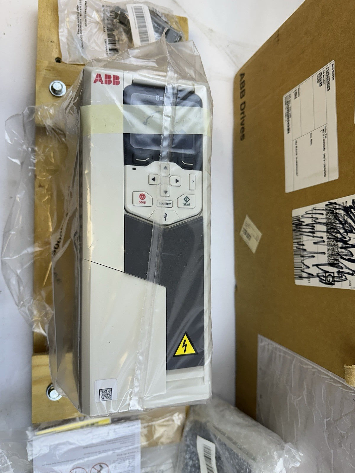 ABB ACS580-01-04A8-4 VFD VARIABLE FREQUENCY DRIVE 3HP 2.2KW 3PH 400-480VAC 4.8A