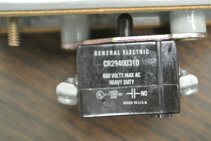 GENERAL ELECTRIC CR2940AP320D OILTIGHT PUNCH PRESS PUSHBUTTON / NEW SURPLUS