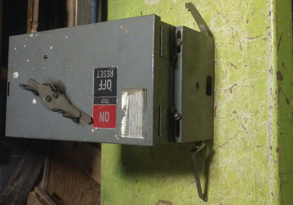 GENERAL ELECTRIC GE FVK (FVK33E) - 30 AMP, 240V, 3-POLE ENCLOSED CIRCUIT BREAKER