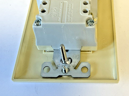 EATON TRSGFNL20 SELF-TEST RECEPTACLE W/NIGHTLIGHT 20A 125VAC