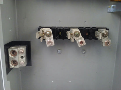 GE TH4324 MODEL 7 FUSIBLE SAFETY SWITCH 3P 200A 240V 60HP TYPE 1 INDOOR