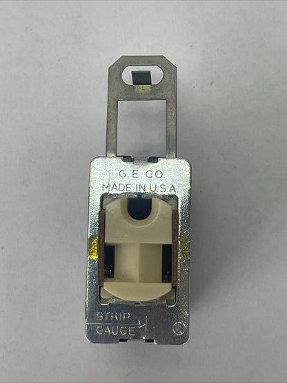GE GE7661-2 GROUNDING OUTLET INTERCHANGEABLE LINE 15A 125V (LOT OF 2)