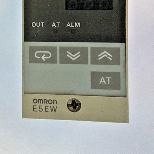 OMRON E5EW-R1KJ TEMPERATURE CONTROLLER 240VAC 50/60HZ 8VA 3A