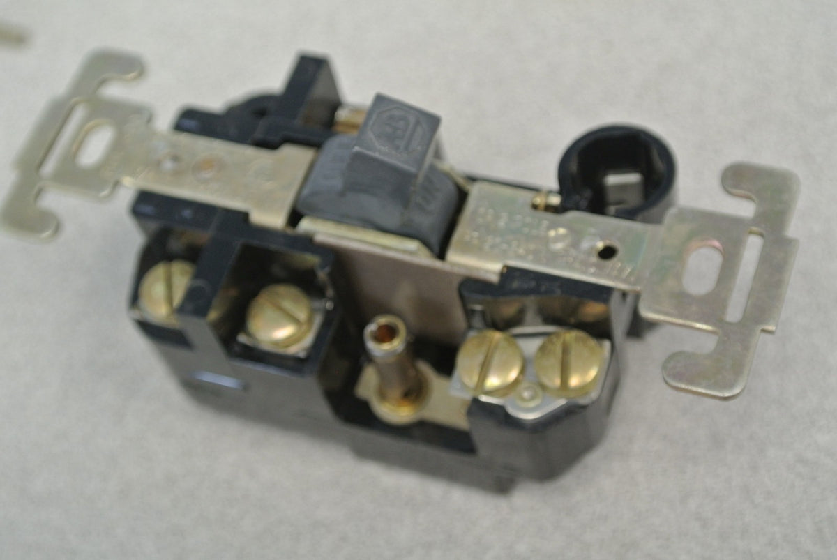 ALLEN-BRADLEY 600-TKX216 / MANUAL MOTOR STARTING SWITCH, TOGGLE / NEW SURPLUS
