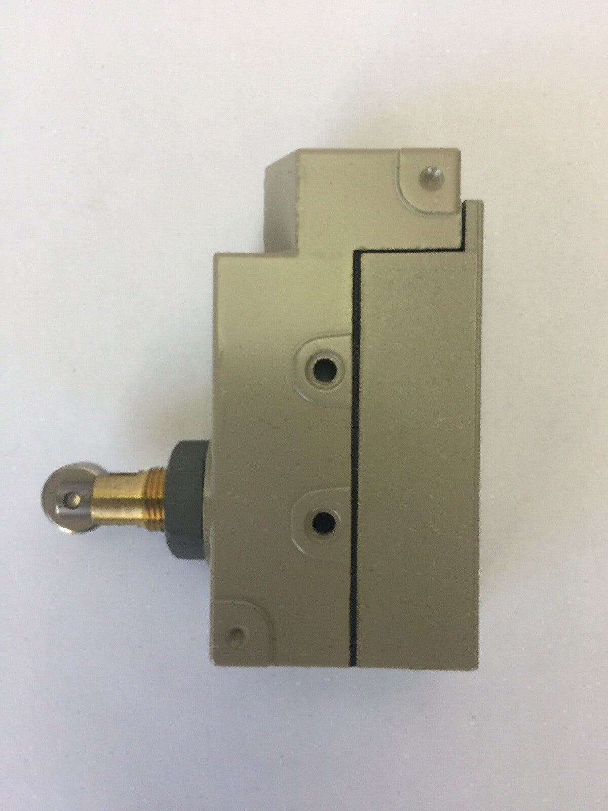 OMRON ZE-Q22-2S LIMIT SWITCH 125/250/480VAC 15A 250VDC 1/4A 250VAC 1/4HP
