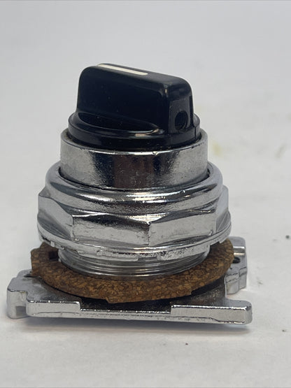 CUTLER HAMMER 10250T3032 SELECTOR SWITCH 3 POS. SPR. RET. NEMA 4-13 LEVER VERT
