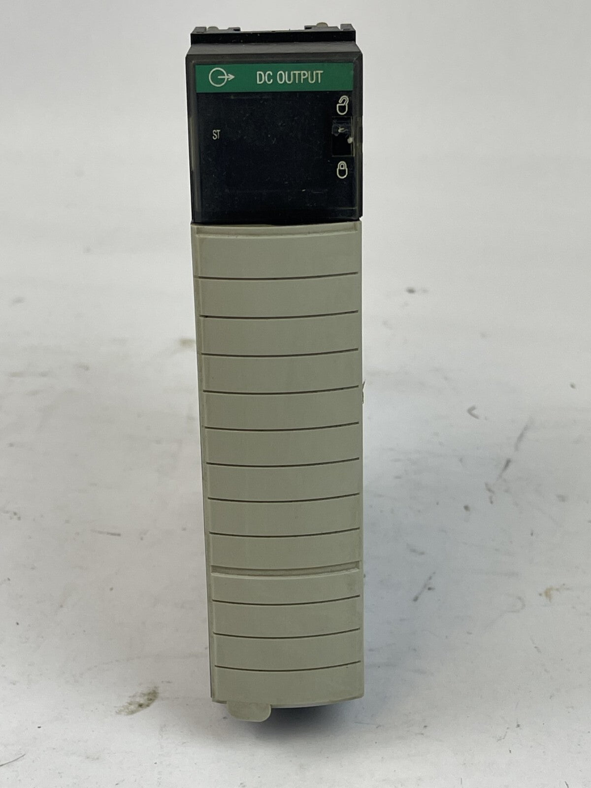ALLEN BRADLEY - 1756-0B8 SER. A - CONTROLLOGIX DIGITAL DC OUTPUT PILOT DUTY