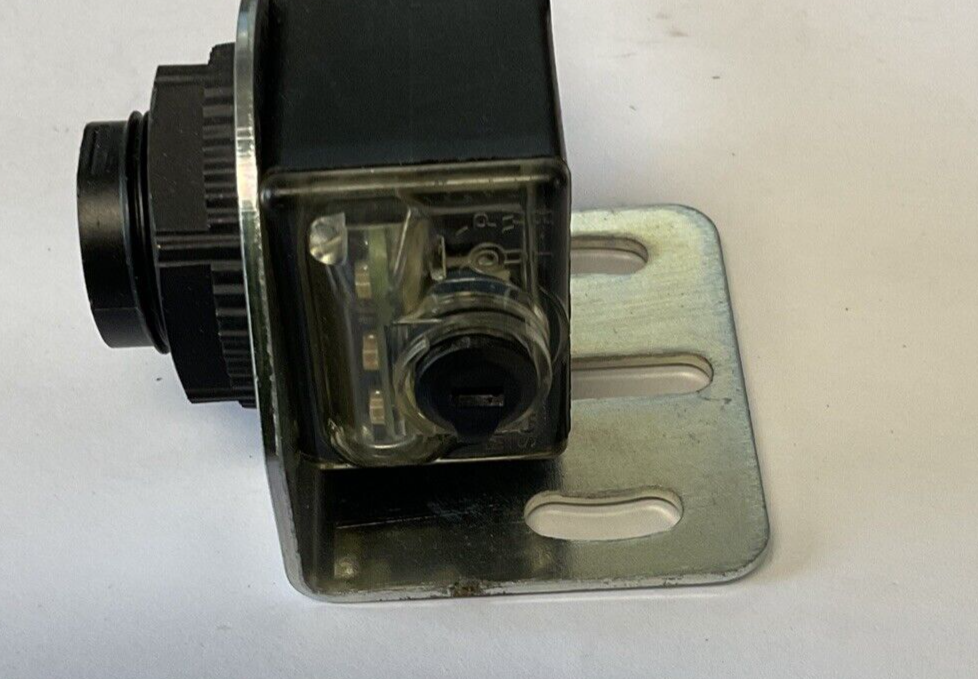 ALLEN BRADLEY 42EF-D1JBAK-F4 PHOTOSWITCH  DIFFUESE SENSOR 0.5MM 11-30VDC  SER.A