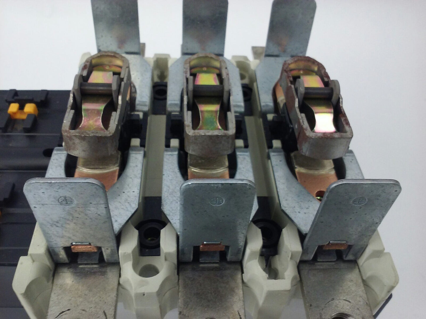 TELEMECANIQUE LC1F400 CONTACTOR, 3PH, 3P, 600V, 420A, 300HP,W/ LX9FJ910 24V COIL