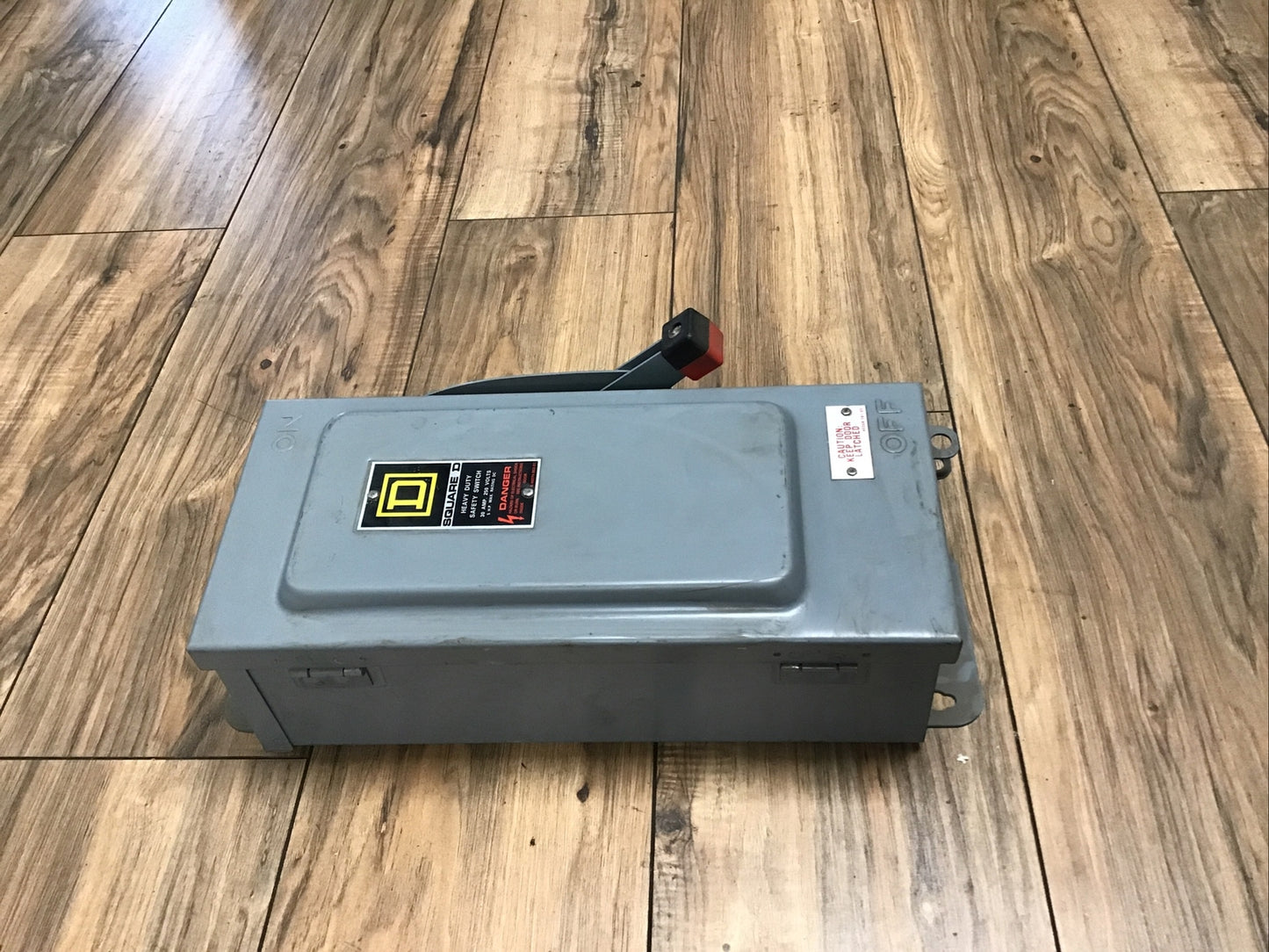 SQUARE D H221A SER.E1 SAFETY SWITCH 30A 240VAC 250VDC  FUSIBLE TYPE 12K