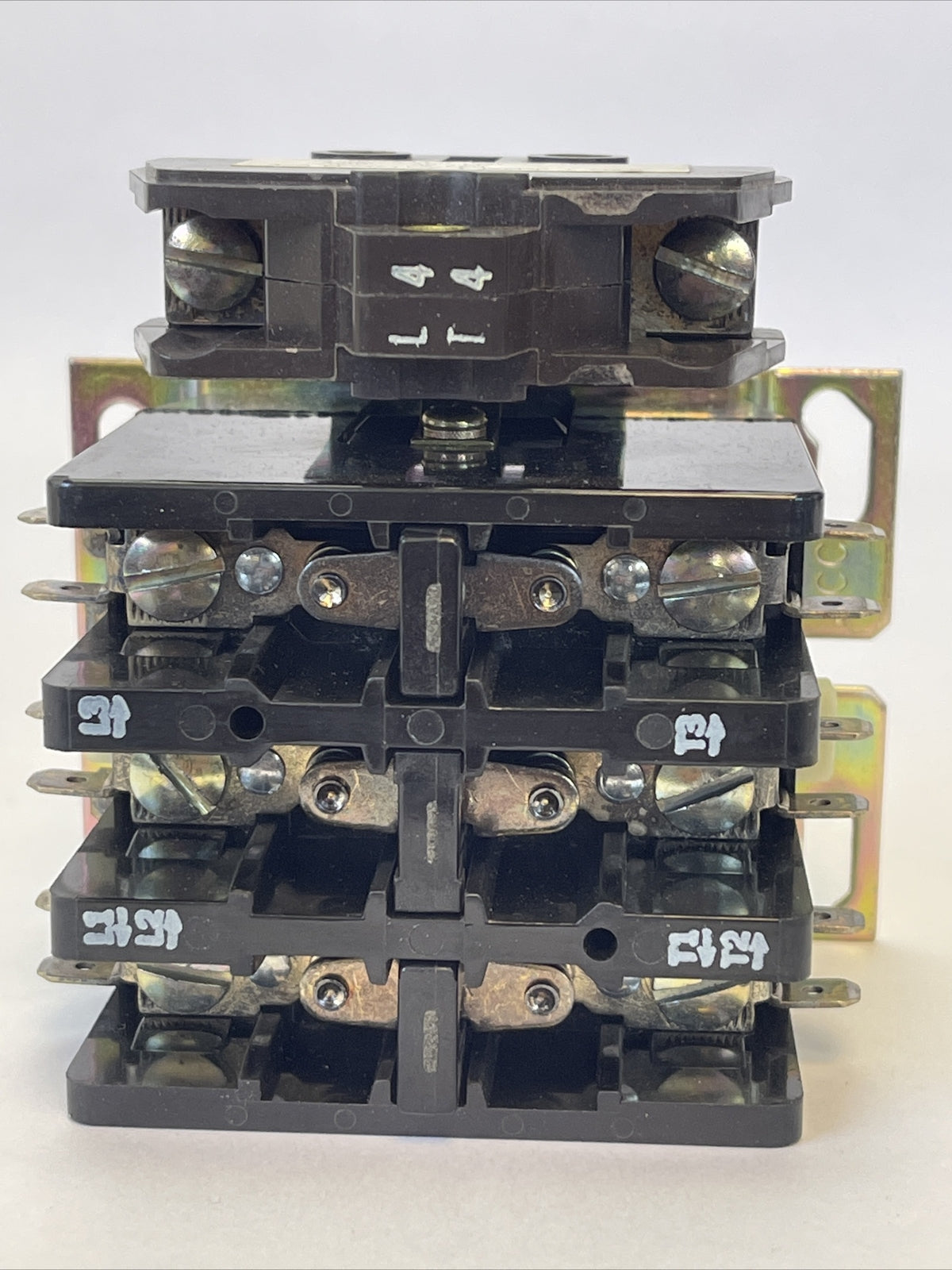JOSLYN CLARK DP3C304-24 DEFINITE PURPOSE CONTACTOR A77-309027A-3 600VAC COIL 24V