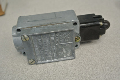 GENERAL ELECTRIC CR9440K1M1 TRACK-PUSH LIMIT SWITCH 10A, 600V - NEW SURPLUS