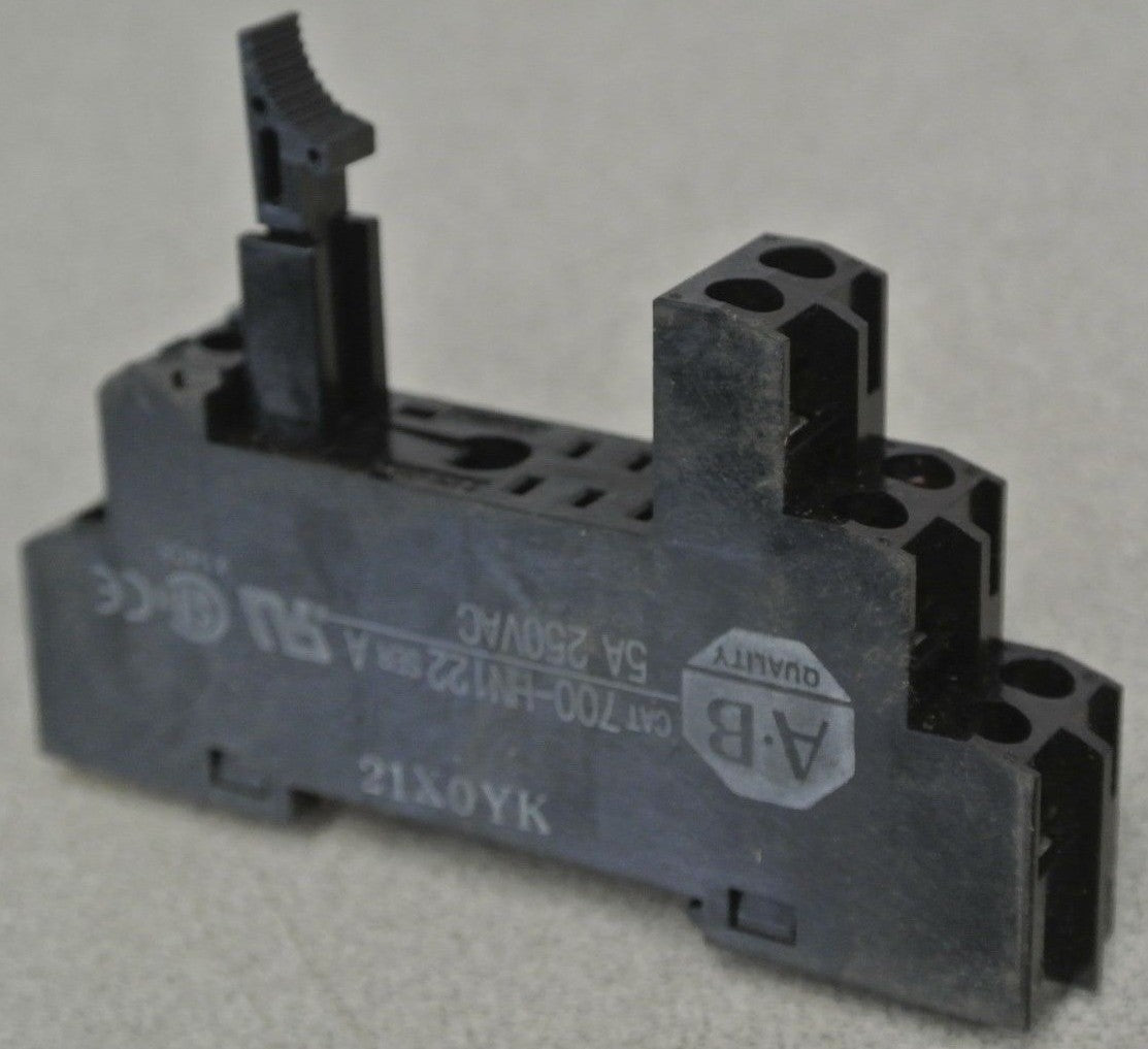 ALLEN-BRADLEY 700-HN122 / 8-BLADE SOCKET / 5A / 250VAC  / LOT of 2