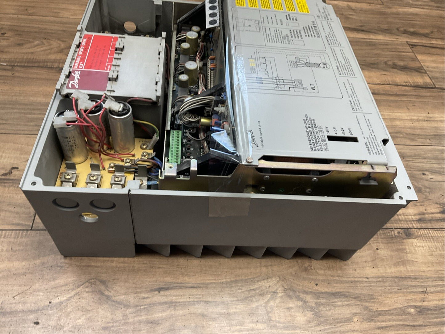 DANFOSS VLT 205 175F3028 012702G209 VARIABLE SPEED DRIVE OUT 3X0-460/500VAC 9/8A