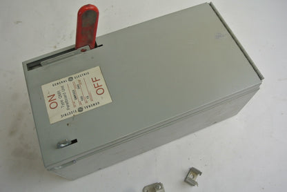 GE QMR223 FUSIBLE QMR-TYPE PANELBOARD / DISCONNECT SWITCH - 240V, 100A, 15HP MAX