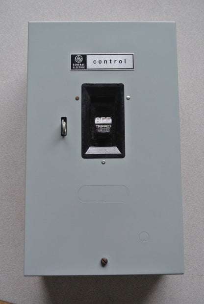GE CR1062S5A - MANUAL MOTOR STARTER / TOGGLE SWITCH in ENCLOSURE / NEW SURPLUS