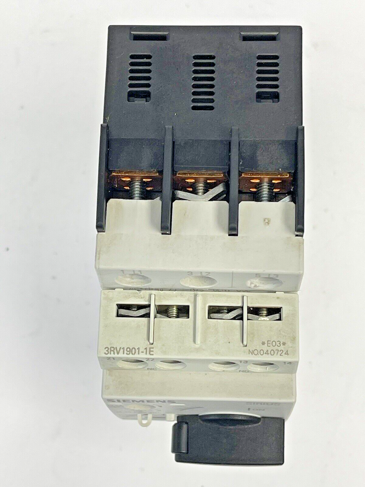 SIEMENS - 3RV1021-1KA10 & 3RV1901-1E - CIRCUIT BREAKER W/  SWITCH TRANSVERSE