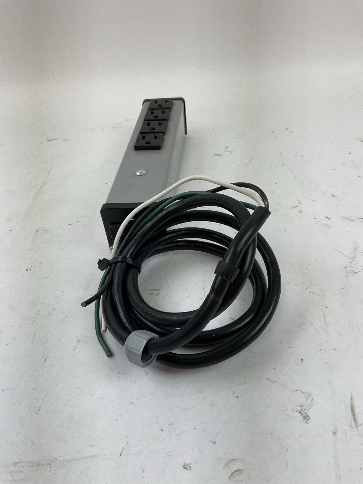 LEGRAND UL101BD PLUG-IN OUTLET CENTER 15A 120VAC 60HZ