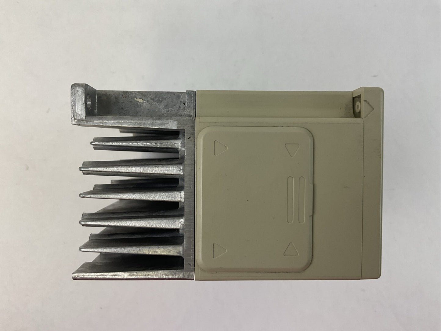 YASKAWA CIMR-V7AM20P4 AC DRIVE OUTPUT 3PH 0-230VAC 0-400HZ 3A INPUT 200-230VAC