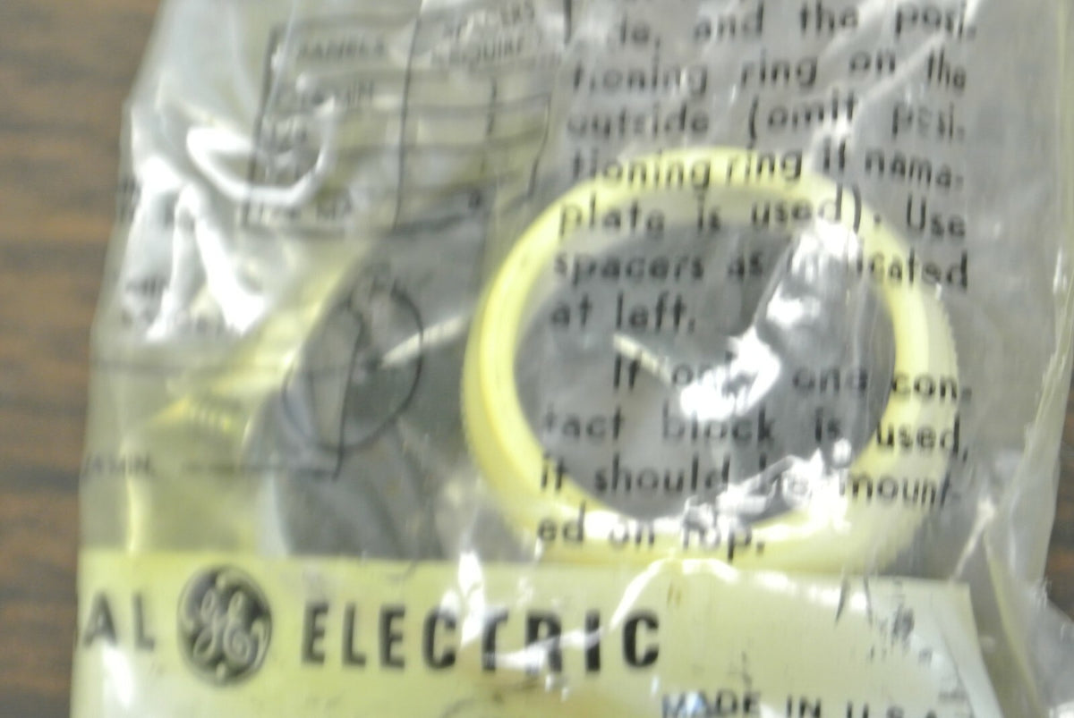GENERAL ELECTRIC CR2940UA202F H.D. OILTIGHT PUSH BUTTON / WHITE / NEW SURPLUS