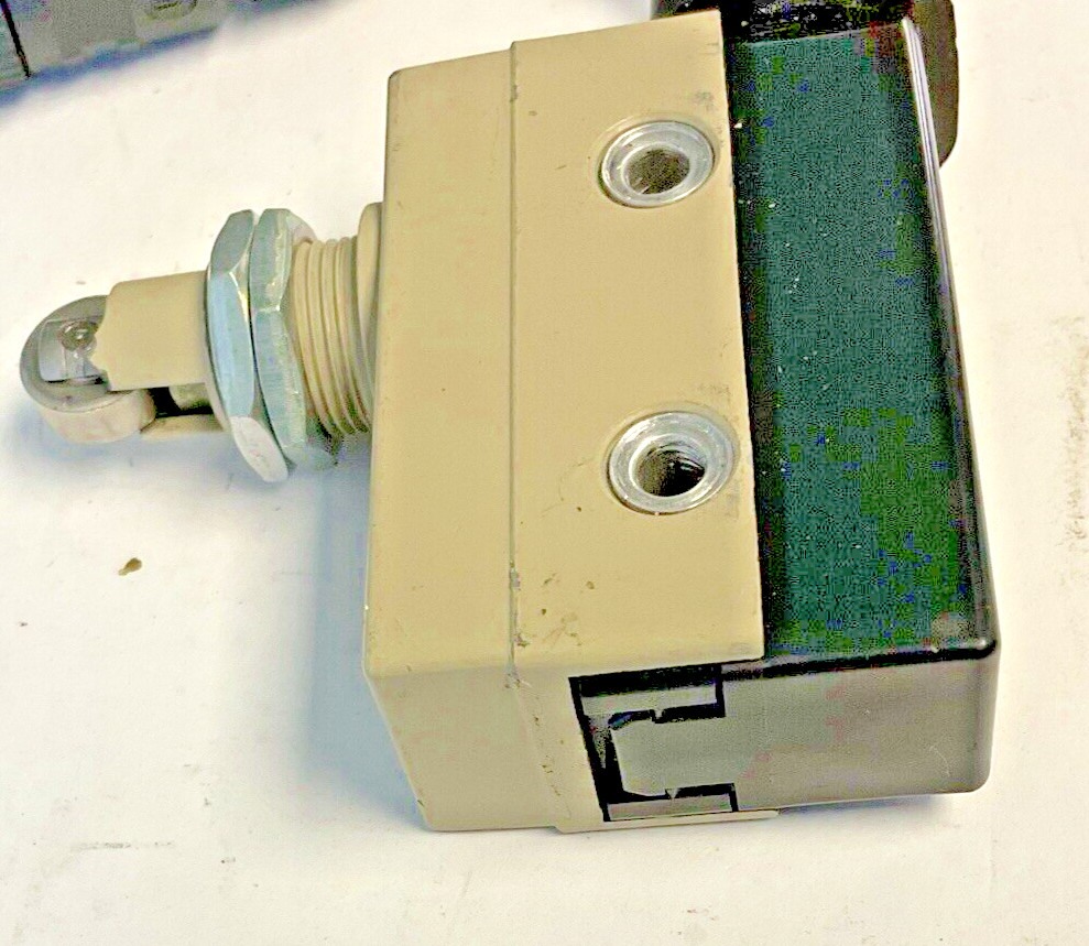 OMRON ZC-Q2255 LIMIT SWITCH ROLLER 10A 250VAC 125VDC