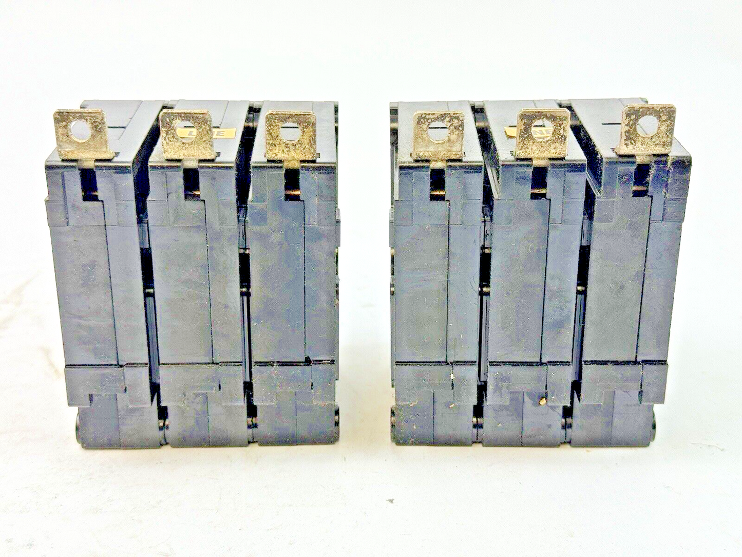 SIEMENS / ITE *BOX OF 2* - CC3B015 - CIRCUIT BREAKER - 3 POLE/277VAC/15A - NEW