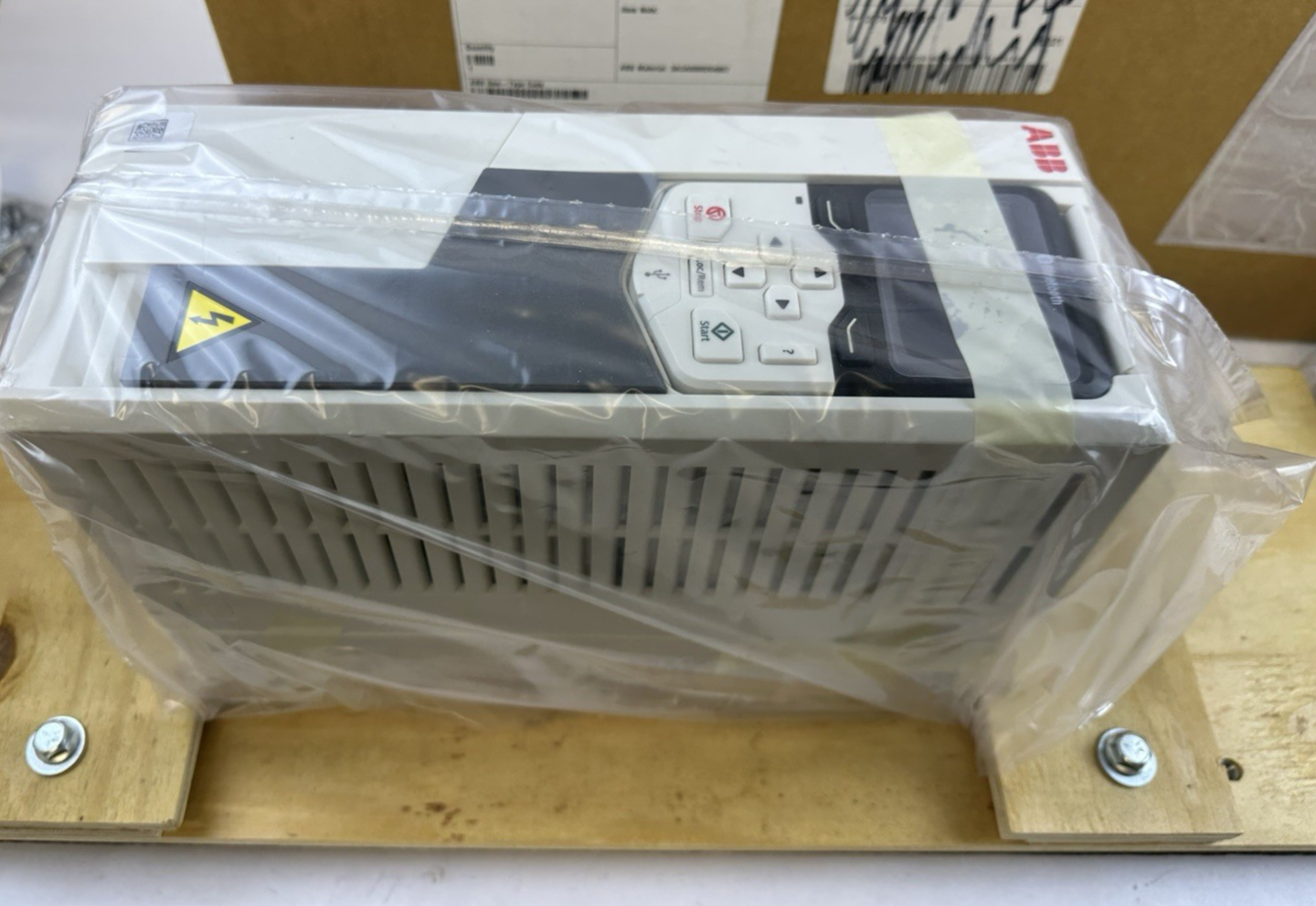 ABB ACS580-01-04A8-4 VFD VARIABLE FREQUENCY DRIVE 3HP 2.2KW 3PH 400-480VAC 4.8A