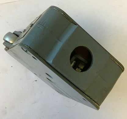 CUTLER HAMMER 10316H57A LIMIT SWITCH 2 1/4LBS 600V  RIGHT HAND