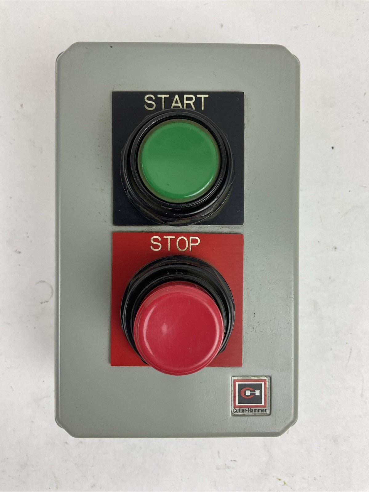 EATON CUTLER HAMMER E34EX7023 DIE CAST ENCLOSURE GREEN START RED STOP BUTTON