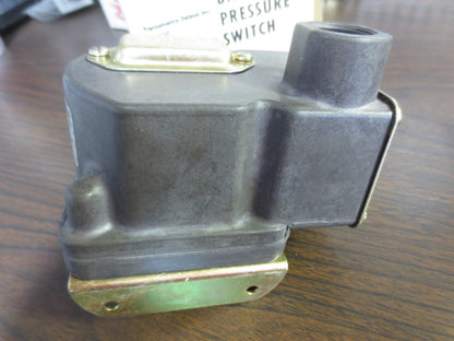 BARKSDALE D2T-M18SS-L6 TRANSAMERICA DELAVAL PRESSURE SWITCH - NEW SURPLUS