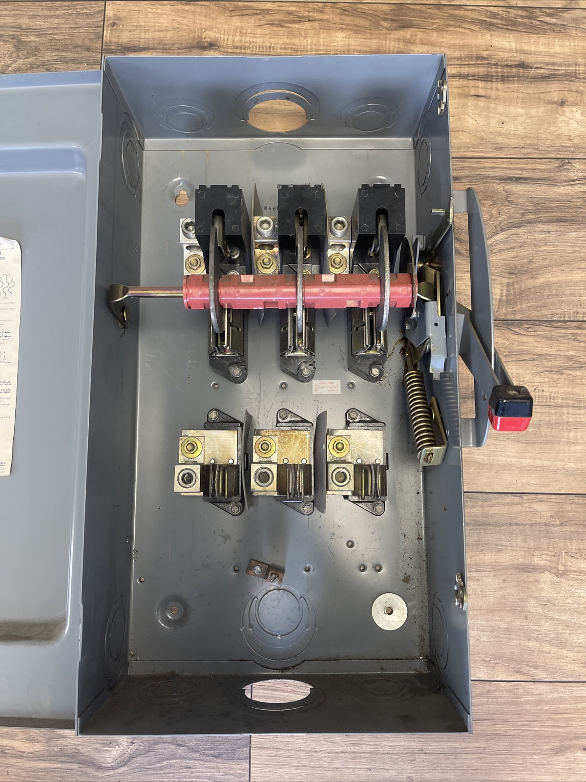SQUARE D H324N FUSIBLE SAFETY SWITCH SERIES D2 240VAC 200AMP 60HP 3PHASE 3POLE