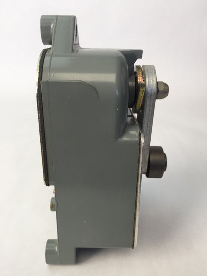 ALLEN BRADLEY 801-ASD17 LIMIT SWITCH ROLLER LEVER 600V AC/DC N.O.-N.C. CONTACT
